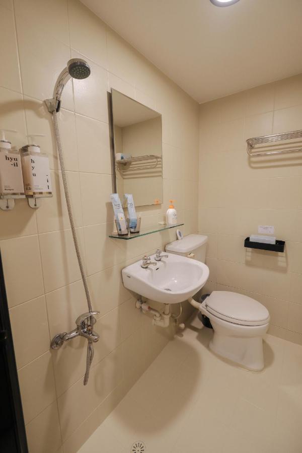七七漫旅 Seven77 Apartment Tainan Luaran gambar