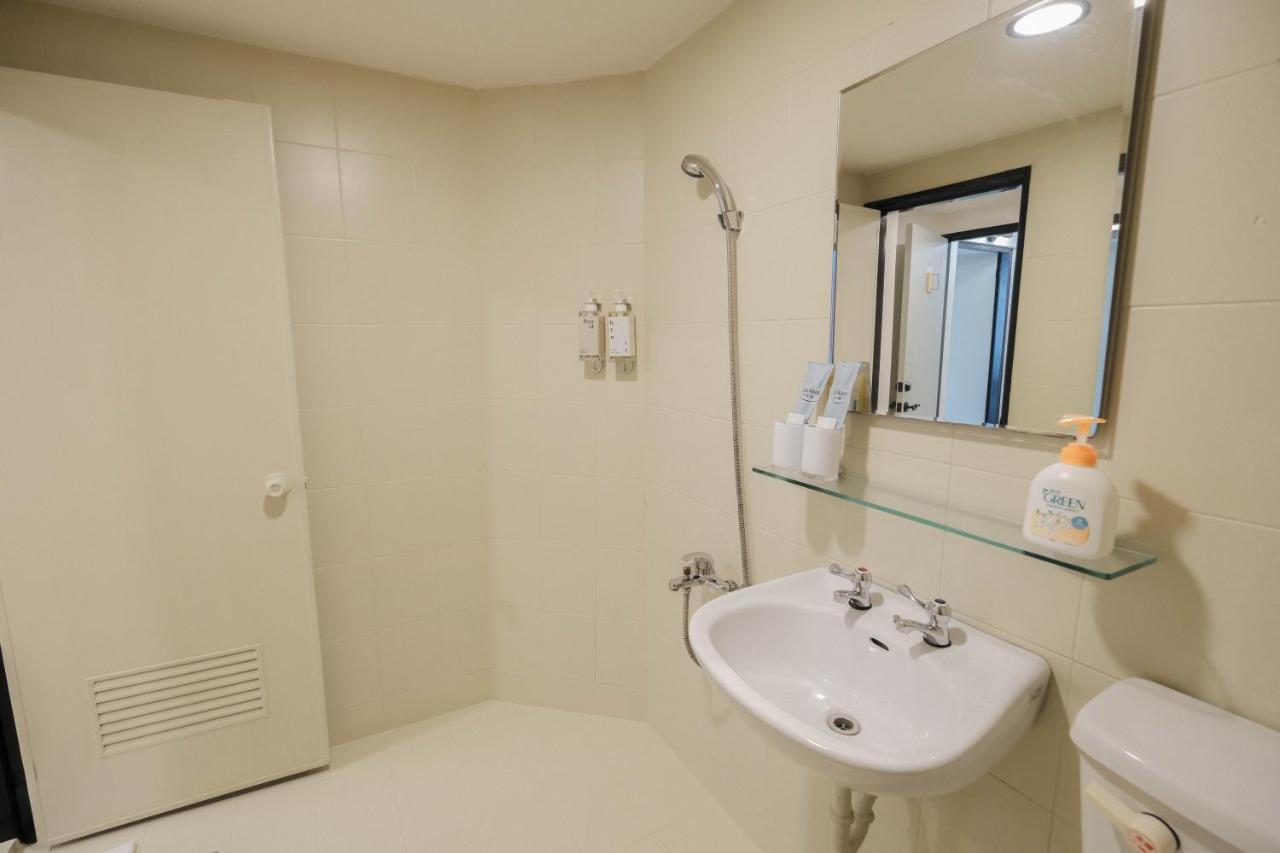 七七漫旅 Seven77 Apartment Tainan Luaran gambar