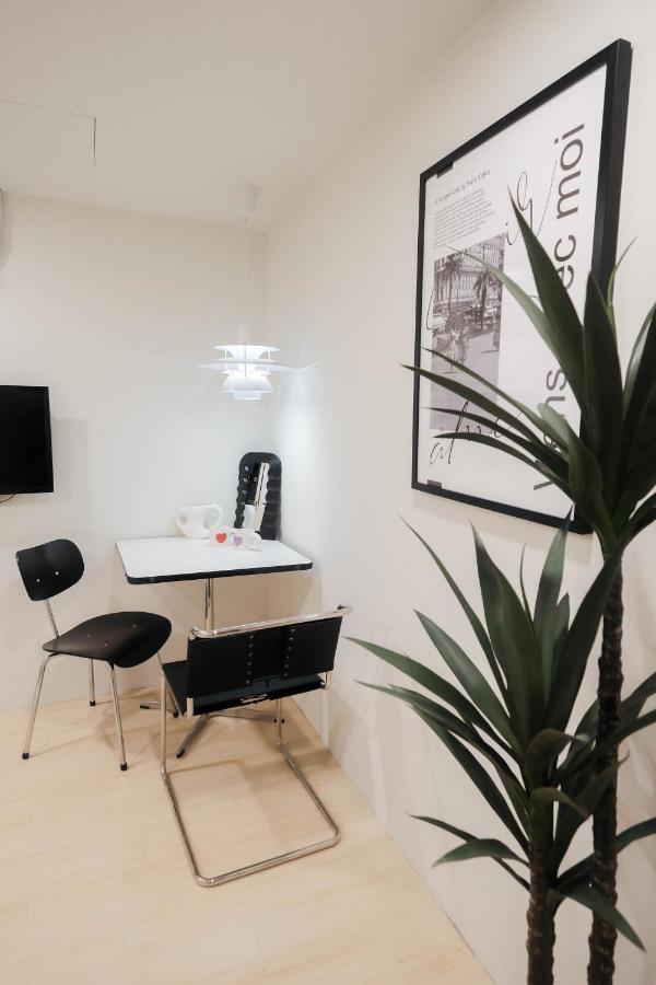 七七漫旅 Seven77 Apartment Tainan Luaran gambar