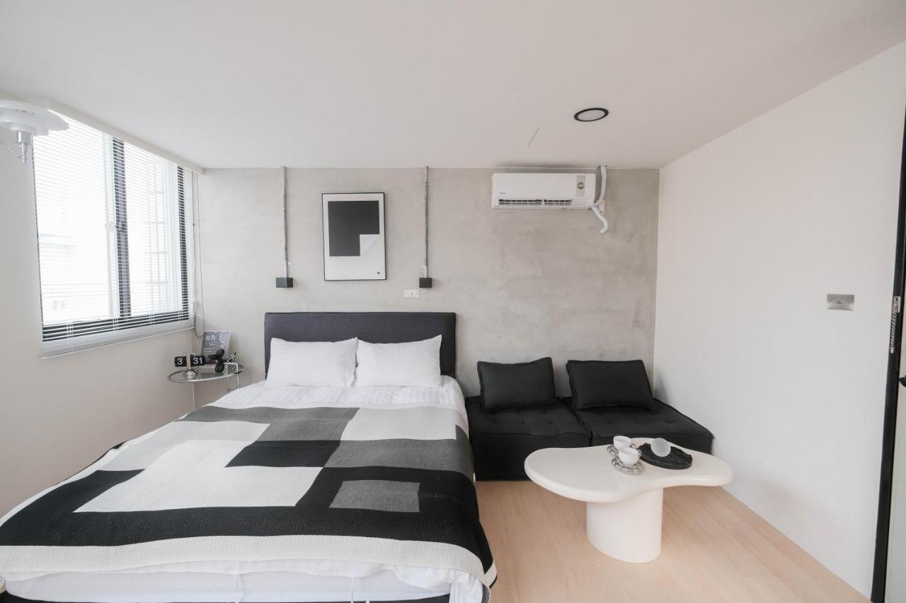 七七漫旅 Seven77 Apartment Tainan Luaran gambar