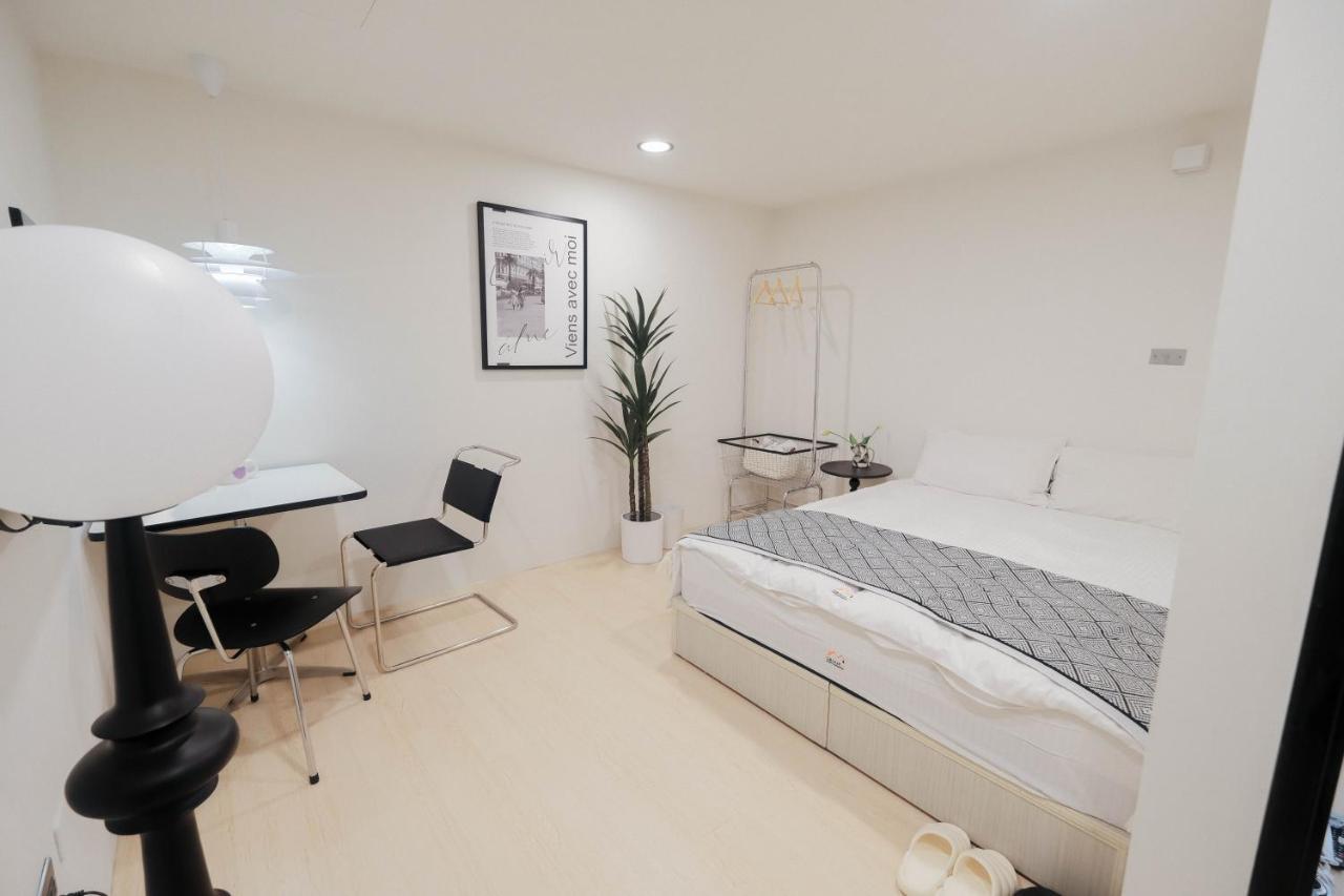 七七漫旅 Seven77 Apartment Tainan Luaran gambar