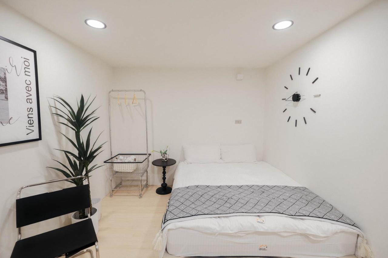 七七漫旅 Seven77 Apartment Tainan Luaran gambar